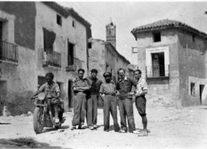 Francesc Josep de Liechtenstein amb uns combatents republicans durant la seva visita a Codo, al front d'Aragó