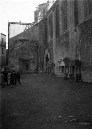 Alumnes de l'Institut-Escola observant la portalada d'accés al monestir de Santa Maria de Vallbona, a Vallbona de les Monges