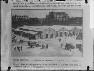 Reproducció d'una fotografia dels estands de l'esplanada de Les Invalides