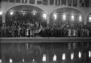 Acte de descobriment d'unes columnes, en memòria de R.Bosch i E. Solé, a la piscina del Club Natació Barcelona, en el seu XXV aniversari