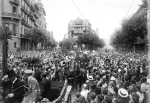 Acomiadament a les autoritats participants en l'acte de commemoració de l'Onze de Setembre. 1932