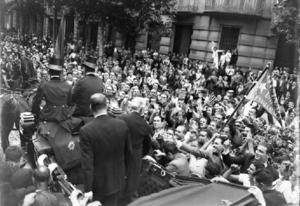 Acomiadament a les autoritats participants en l'acte de commemoració de l'Onze de Setembre. 1932