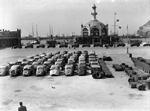 Automòbils Abadal estacionats davant el Reial Club Marítim de Barcelona.