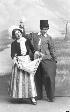 Consuelo Baillo i un tenor interpretant una escena de "Molinos de viento"