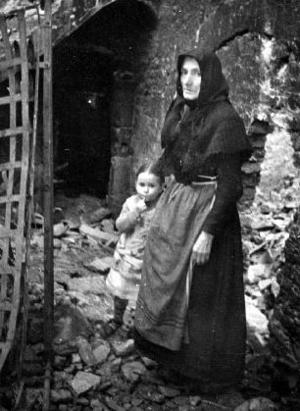 Dona amb una nena entre les runes d'una casa [a Montaragó], al front d'Osca