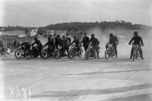 Pilots a la sortida d'una cursa de motociclisme
