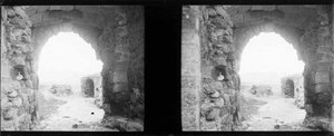 Restes d'arcades dels murs del castell d'Olèrdola