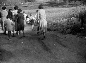 Dones i nens caminant per una senda rural