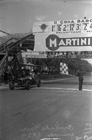 Arribada a la meta d'Achille Varzzi, guanyador absolut a la cursa automobilística V Gran Premi Penya Rhin i II Copa Barcelona al circuit de Montjuïc