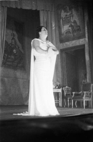 Dona cantant a un escenari.