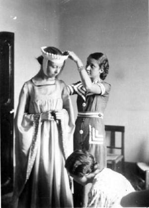 Noies ajudant una altra a vestir-se per a la representació de l'obra teatral "Saurimonda" preparada pels alumnes de l'Institut-Escola.