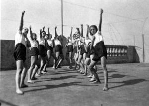 Noies fent gimnàstica a una terrassa [de l'Estadi de Montjuïc], a Barcelona