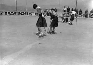 Jugada al primer partit de hoquei femení sobre patins disputat a Espanya entre el U. Universitaria i el S.C. Catalunya