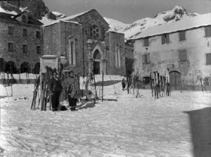 [Professores de l'Institut-Escola] posant a una plaça nevada davant del santuari de la Mare de Déu de Núria.