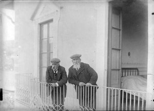 Agustí Duran i Farreras i un altre home a un balcó de la casa familiar del carrer Major, a Cervera