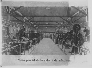 Reproducció d'una fotografia dels estands de màquinaria d'una fira