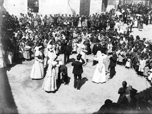 Dansa de Castellterçol celebrada a la plaça Vella del poble durant la festa Major