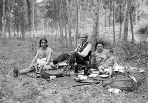 Rosa Padreny i la seva germana Mercè amb llurs fills en un àpat al bosc.
