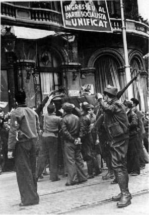 Fèretre de Buenaventura Durruti portat a coll per integrants de la columna Durruti al seu pas per les Rambles, a Barcelona