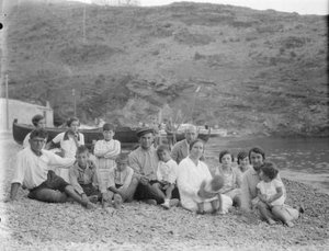 Família Serra de Budallés amb una família de pescadors, a Portbou
