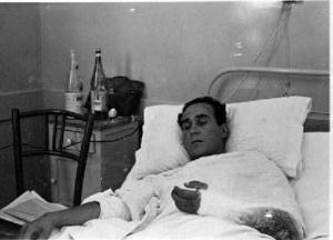Pacient amb el braç enguixat, al llit d'un hospital