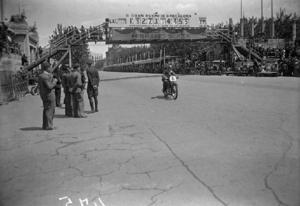Pilot disputant el II Gran Premi Barcelona de motociclisme celebrat al circuit de Montjuïc