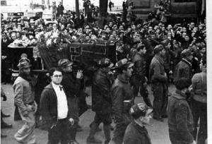 Fèretre de Buenaventura Durruti portat a coll per integrants de la columna Durruti, a Barcelona