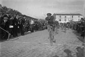 Josep Cebrian arribant guanyador a la meta d'una cursa ciclista