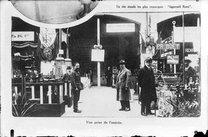 Reproducció d'una fotografia dels estands de l'entrada a la Fira Comercial Anual de Brussel.les