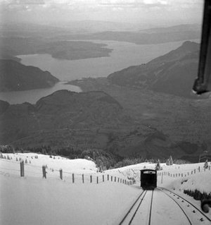 Ferrocarril de cremallera baixant per una pendent nevada Suïssa
