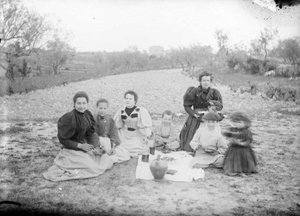 Dones i nens fent un àpat al camp