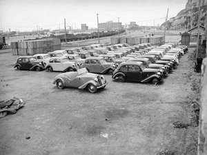 Automòbils Abadal estacionats al moll de Barcelona