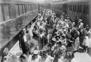 Arribada a Barcelona, amb tren, de nens de les colònies escolars municipals
