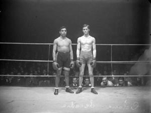 Young Ciclone i el frances Gaston LeCadre abans de disputar un combat de boxa