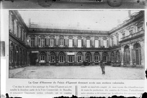 Reproducció d'una fotografia del pati d'honor del Palais d'Egmont a la Fira Comercial Anual de Brussel.les