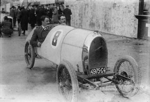 Dos homes dins d'un automòbil de competició a l'autòdrom de Terramar
