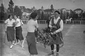 Lliurament d'un ram de flors del Polo Jockey Club al Royal Beerschot de Belgica, en el primer partit de hoquei femení internacional celebrat a Espanya