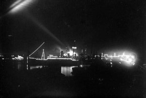 Gran embarcació il.-luminada al vespre al port de Barcelona.