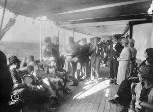 Excursió d'un grup de nens amb un vaixell de Transmediterrània durant les colònies d'estiu
