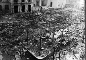 Runes del Mercat del Carmen, totalment ensorrat per un bombardeig aeri, a Madrid