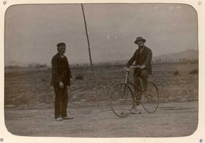 L'avi i Domingo Batlló en bicicleta.
