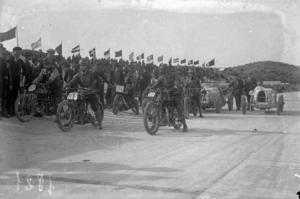 Pilots a la sortida d'una cursa de motociclisme a l'Autòdrom de Terramar