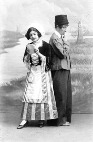 Consuelo Baillo i un tenor interpretant una escena de "Molinos de viento"