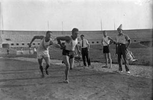 Dos atletes disputant una cursa de relleus