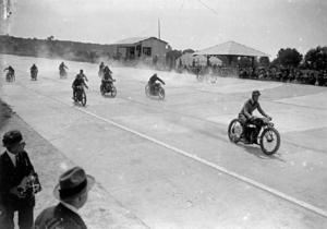 Pilots disputant una cursa de motociclisme