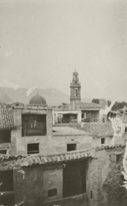 El campanar de l'església de Santa Maria de Concentaina vist des d'un terrat estant