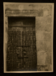 Porta de l'església de Sant Pere de Montagut