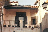 Habitatge al Carrer de Dalt, 3: Portal i Finestra Gòtica (1)