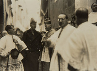 Els bisbes de Solsona i de La Seu d'Urgell, el ministre de Treball i demés autoritats, dirigint-se a l'Ofici Solemne
