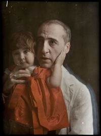 Retrat de Víctor Carrera amb una nena